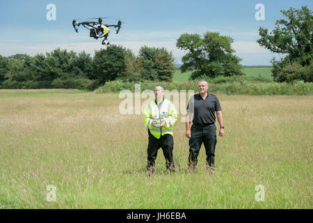 Un drone della polizia DJI Inspire vola mentre Devon & Cornwall e la polizia di Dorset lanciano la prima unità di droni completamente operativa usata dalla polizia alla Westpoint Arena a Clyst St Mary, vicino Exeter. PREMERE ASSOCIAZIONE foto. Data immagine: Giovedì 13 luglio 2017. Vedere PA storia POLIZIA Drone. Il credito fotografico dovrebbe essere: Ben Birchall/PA Wire Foto Stock