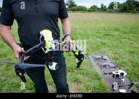 È sotto embargo per 0001 Venerdì 14 Luglio. Un DJI ispirare la polizia Drone è preparato per il lancio di Devon e Cornwall e Dorset Polizia lancia il primo completamente operativo drone unità utilizzata dalla polizia a Westpoint Arena di Clyst St Mary, vicino a Exeter. Stampa foto di associazione. Picture Data: giovedì 13 luglio, 2017. Vedere la storia di PA Drone di polizia. Foto di credito dovrebbe leggere: Ben Birchall/PA FILO Foto Stock