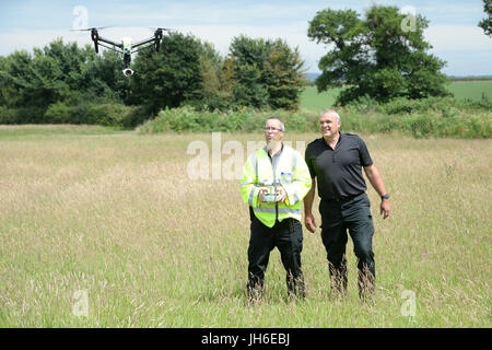 Un drone della polizia DJI Inspire vola mentre Devon & Cornwall e la polizia di Dorset lanciano la prima unità di droni completamente operativa usata dalla polizia alla Westpoint Arena a Clyst St Mary, vicino Exeter. PREMERE ASSOCIAZIONE foto. Data immagine: Giovedì 13 luglio 2017. Vedere PA storia POLIZIA Drone. Il credito fotografico dovrebbe essere: Ben Birchall/PA Wire Foto Stock