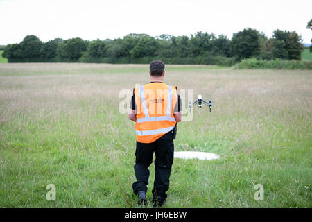 Un drone della polizia DJI Inspire vola mentre Devon & Cornwall e la polizia di Dorset lanciano la prima unità di droni completamente operativa usata dalla polizia alla Westpoint Arena a Clyst St Mary, vicino Exeter. PREMERE ASSOCIAZIONE foto. Data immagine: Giovedì 13 luglio 2017. Vedere PA storia POLIZIA Drone. Il credito fotografico dovrebbe essere: Ben Birchall/PA Wire Foto Stock