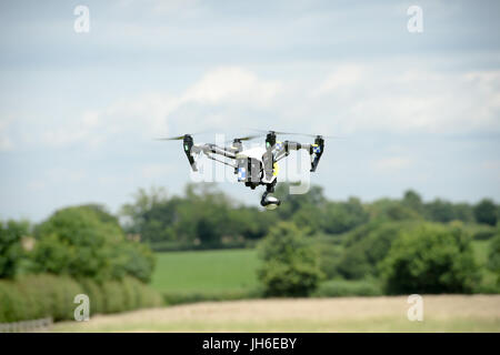 Un drone della polizia DJI Inspire vola mentre Devon & Cornwall e la polizia di Dorset lanciano la prima unità di droni completamente operativa usata dalla polizia alla Westpoint Arena a Clyst St Mary, vicino Exeter. PREMERE ASSOCIAZIONE foto. Data immagine: Giovedì 13 luglio 2017. Vedere PA storia POLIZIA Drone. Il credito fotografico dovrebbe essere: Ben Birchall/PA Wire Foto Stock