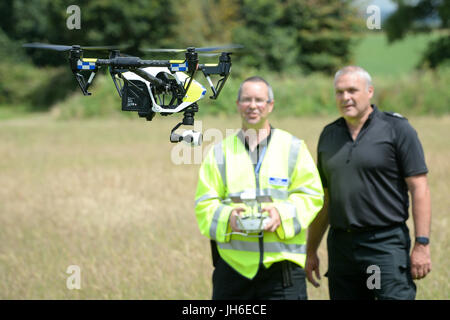 Un drone della polizia DJI Inspire vola mentre Devon & Cornwall e la polizia di Dorset lanciano la prima unità di droni completamente operativa usata dalla polizia alla Westpoint Arena a Clyst St Mary, vicino Exeter. PREMERE ASSOCIAZIONE foto. Data immagine: Giovedì 13 luglio 2017. Vedere PA storia POLIZIA Drone. Il credito fotografico dovrebbe essere: Ben Birchall/PA Wire Foto Stock