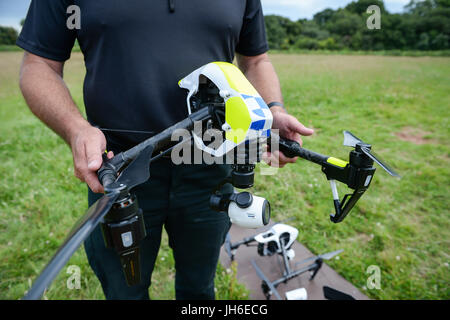 È sotto embargo per 0001 Venerdì 14 Luglio. Un DJI ispirare la polizia Drone è preparato per il lancio di Devon e Cornwall e Dorset Polizia lancia il primo completamente operativo drone unità utilizzata dalla polizia a Westpoint Arena di Clyst St Mary, vicino a Exeter. Stampa foto di associazione. Picture Data: giovedì 13 luglio, 2017. Vedere la storia di PA Drone di polizia. Foto di credito dovrebbe leggere: Ben Birchall/PA FILO Foto Stock