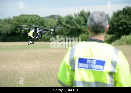 Un drone della polizia DJI Inspire vola mentre Devon & Cornwall e la polizia di Dorset lanciano la prima unità di droni completamente operativa usata dalla polizia alla Westpoint Arena a Clyst St Mary, vicino Exeter. PREMERE ASSOCIAZIONE foto. Data immagine: Giovedì 13 luglio 2017. Vedere PA storia POLIZIA Drone. Il credito fotografico dovrebbe essere: Ben Birchall/PA Wire Foto Stock