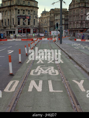 Lavori stradali interruzioni del traffico di Edinburgh tram autobus piste ciclabili Princes street Foto Stock