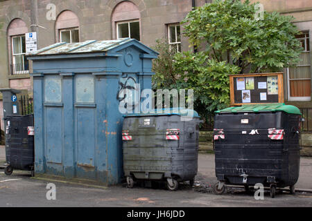 La polizia di Edimburgo box telephone Tardis non convertito in stato pietoso rifugio di stato si legano o cassonetti e guardando come uno o un uomo dello scomparto Foto Stock