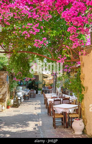 Ristorante a Chania Old Town, bouganville in fiore, Creta, Grecia Foto Stock