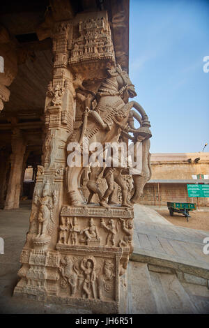 La scultura all'esterno della sala di 1000 colonne presso Sri Ranganathaswamy tempio indù a Srirangam in Tiruchirapalli nel Tamil Nadu regione Foto Stock