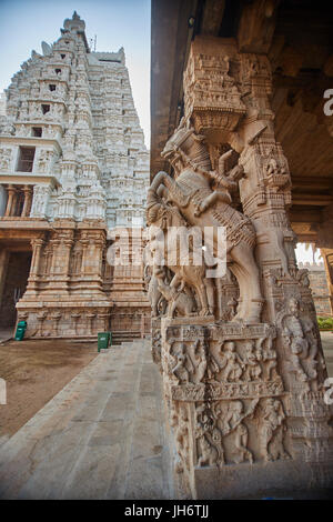 La scultura all'esterno della sala di 1000 colonne presso Sri Ranganathaswamy tempio indù a Srirangam in Tiruchirapalli nel Tamil Nadu regione Foto Stock