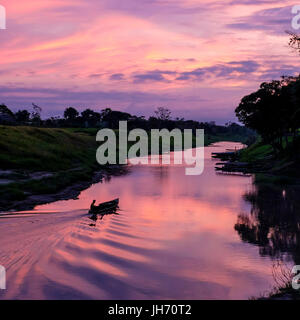 LORETO, Perù - circa ottobre 2015: Sunrise nell'Amazzonia peruviana. Foto Stock