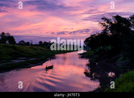 LORETO, Perù - circa ottobre 2015: Sunrise nell'Amazzonia peruviana. Foto Stock