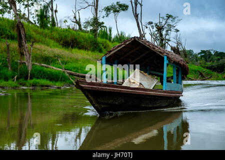 LORETO, Perù - circa ottobre 2015: tipica imbarcazione locali presso il fiume Yarapa nell'Amazzonia peruviana. Foto Stock