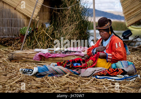 Isole Uros, Perù - circa ottobre 2015: Donna da Uros isole del lago Titicaca. Foto Stock