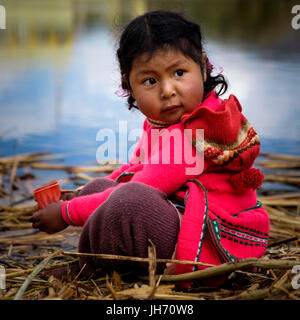 Isole Uros, Perù - circa ottobre 2015: la ragazza da Uros isole del lago Titicaca. Foto Stock