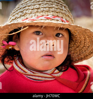 Isole Uros, Perù - circa ottobre 2015: la ragazza da Uros isole del lago Titicaca. Foto Stock