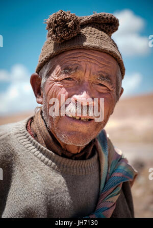 MARAS, Perù - circa ottobre 2015: pastore vicino alla città di Maras, un piccolo villaggio nella regione di Cusco conosciuta come Valle Sacra Foto Stock