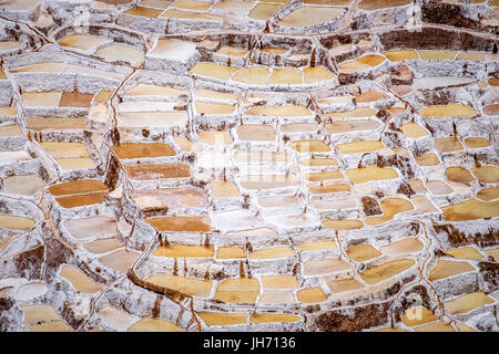 MARAS, Perù - circa ottobre 2015: Marasal sale pianure vicino al villaggio di Maras nella regione di Cusco conosciuta come Valle Sacra Foto Stock