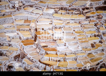 MARAS, Perù - circa ottobre 2015: Marasal sale pianure vicino al villaggio di Maras nella regione di Cusco conosciuta come Valle Sacra Foto Stock