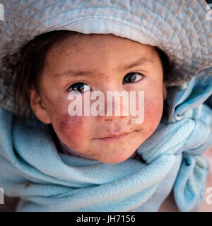 MARAS, Perù - circa ottobre 2015: Ritratto di ragazza locale nella città di Maras, un piccolo villaggio nella regione di Cusco conosciuta come Valle Sacra Foto Stock