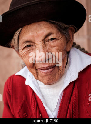 PISAC, Perù - circa ottobre 2015: Ritratto di donna locale nella città di Pisac, una cittadina nella regione di Cusco conosciuta come Valle Sacra Foto Stock