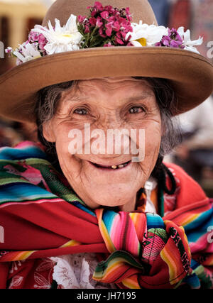 PISAC, Perù - circa ottobre 2015: Ritratto di donna locale nella città di Pisac, una cittadina nella regione di Cusco conosciuta come Valle Sacra Foto Stock