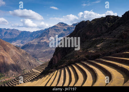 PISAC, Perù - circa ottobre 2015: terrazze Inca di PIsac arqueological site, sulla regione di Cusco conosciuta come Valle Sacra Foto Stock