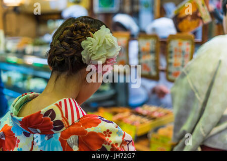 Kyoto, Giappone - Circa nel maggio 2016 - Nishiki mercato alimentare in Kyoto Foto Stock