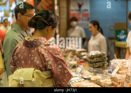 Kyoto, Giappone - Circa nel maggio 2016 - Nishiki mercato alimentare in Kyoto Foto Stock