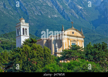 Chiesa di Malcesine sul lago di Garda Foto Stock