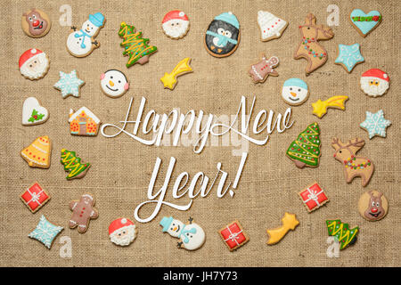 Felice Anno Nuovo! Messaggio di saluto festivo scritto tra decorativo biscotti di panpepato. Foto Stock