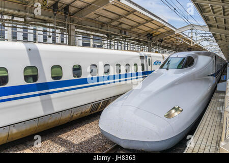 Osaka, Giappone - Circa nel maggio 2016 - Shinkansen treno nella stazione di Shin-Osaka Foto Stock