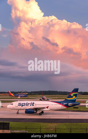 Spirito le compagnie aeree jet del passeggero all'Aeroporto Internazionale Hartsfield-Jackson di Atlanta a Atlanta, Georgia, Stati Uniti d'America. Foto Stock