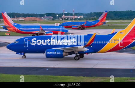 Southwest Airlines getti (Boeing 737s) su un affollato aeroporto all'Aeroporto Internazionale Hartsfield-Jackson di Atlanta, il mondo aeroporto più trafficato. Foto Stock