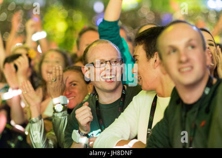 Ventilatori in mezzo alla folla guarda i Coldplay eseguire presso il Principato Stadium di Cardiff, il 11 luglio 2017. Foto Stock