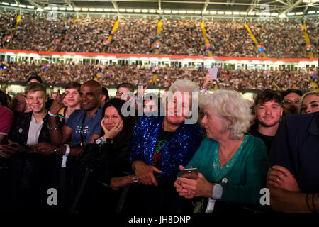 Ventilatori in mezzo alla folla guarda i Coldplay eseguire presso il Principato Stadium di Cardiff, il 11 luglio 2017. Foto Stock