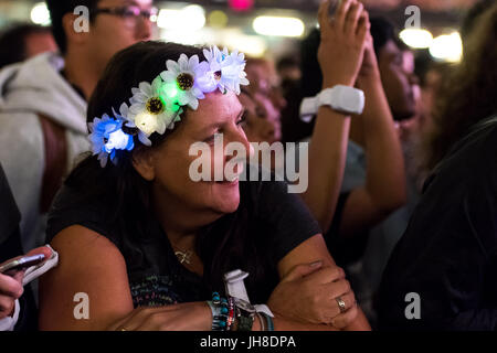 Ventilatori in mezzo alla folla guarda i Coldplay eseguire presso il Principato Stadium di Cardiff, il 11 luglio 2017. Foto Stock