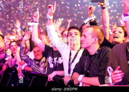 Ventilatori in mezzo alla folla guarda i Coldplay eseguire presso il Principato Stadium di Cardiff, il 11 luglio 2017. Foto Stock