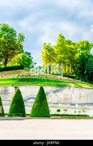 Belle file di alberi di tasso all'interno di Parc Saint-Cloud situato principalmente all'interno di Saint-Cloud, nel dipartimento Hauts-de-Seine, vicino a Parigi, Francia. Foto Stock