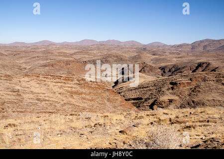 Guardando oltre le montagne di Kuiseb Pass, Namibia Foto Stock