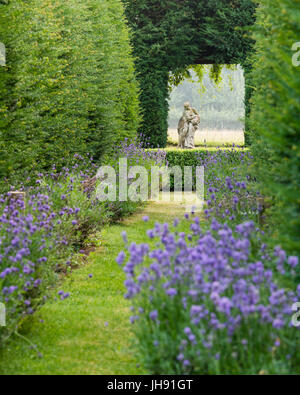 Scultura di donna in giardino con lavanda Foto Stock