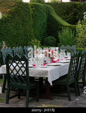 Impostare outdoor tavolo da pranzo da hedge Foto Stock