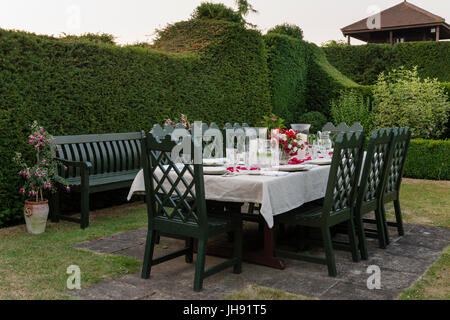 Impostare outdoor tavolo da pranzo da hedge Foto Stock