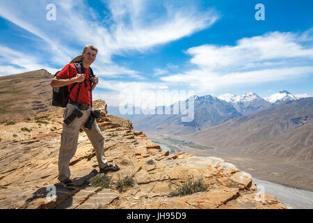 Fotografo di natura in Himalaya montagne. Spiti valley, Himachal Pradesh, India Foto Stock