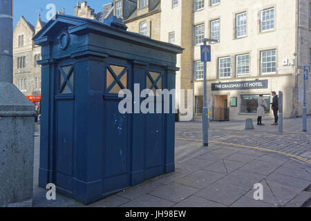La polizia di Edimburgo box telephone Tardis non convertito in grassmarket di fronte al Grassmarket Hotel Foto Stock