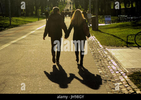Prati di Edinburgh Park si accoppia al sole godendo i percorsi Foto Stock