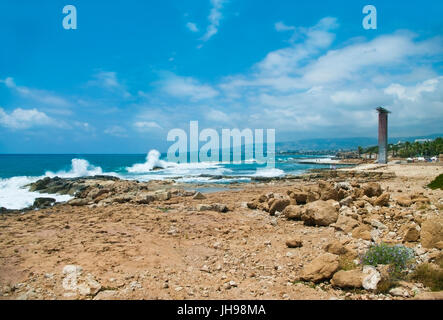 Onde si infrangono rocce costiere a St George Beach Foto Stock