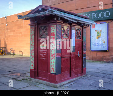 La polizia di Edimburgo box telephone Tardis convertito al caffè e cibo da asporto in kiosk morningside Foto Stock