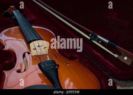 Violino di legno in un caso di velluto Foto Stock