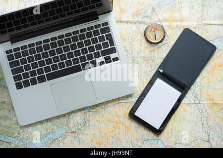 Computer - Computer Portatile, Blocco Note E Penna Immagine Stock