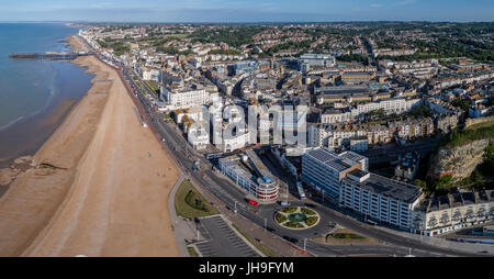 Vista aerea di Hastings, East Sussex, Regno Unito. Centro città Spiaggia e molo. Storica città/porto in Inghilterra del sud della costa e una popolare destinazione turistica Foto Stock